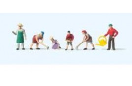 79046 Gardeners (6) with tools N Gauge